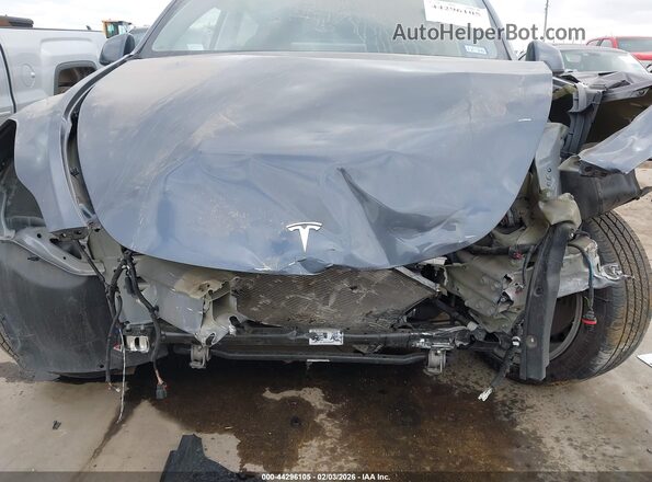 7SAYGDED8PF960702 2023 TESLA MODEL Y Gray Widok z przodu