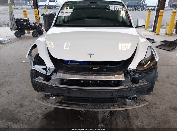 7SAYGDEE6RF155504 2024 TESLA MODEL Y White Widok wnętrza z tyłu