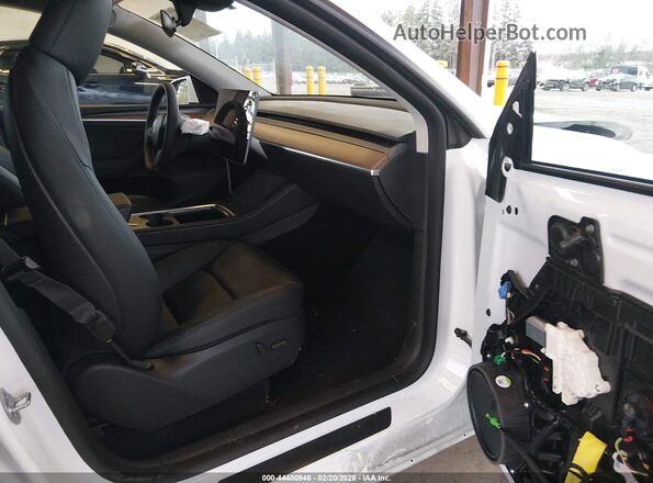 7SAYGDEE6RF155504 2024 TESLA MODEL Y White Widok wnętrza z przodu