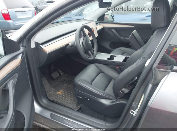 7SAYGDEE9RA299951 2024 TESLA MODEL Y Gray წინა სალონის ხედი