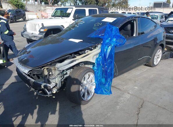 7SAYGDEE9RF068891 2024 TESLA MODEL Y Gray Przód lewy