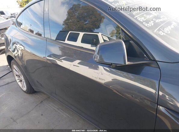 7SAYGDEE9RF068891 2024 TESLA MODEL Y Gray Widok wnętrza z tyłu
