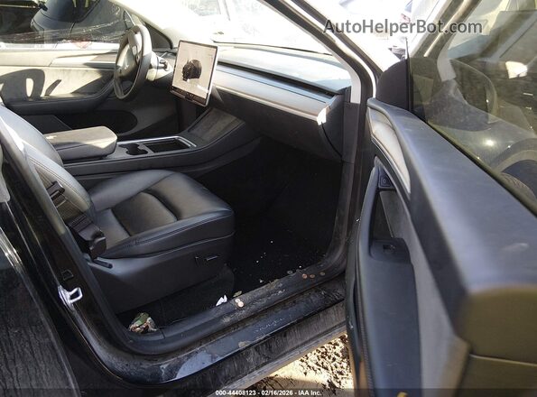 7SAYGDEEXPF750496 2023 TESLA MODEL Y Черный Вид салона спереди