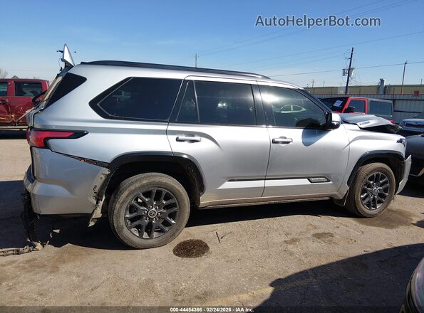 7SVAAAAA4PX002372 2023 TOYOTA SEQUOIA Серебряный Вид задней части салона