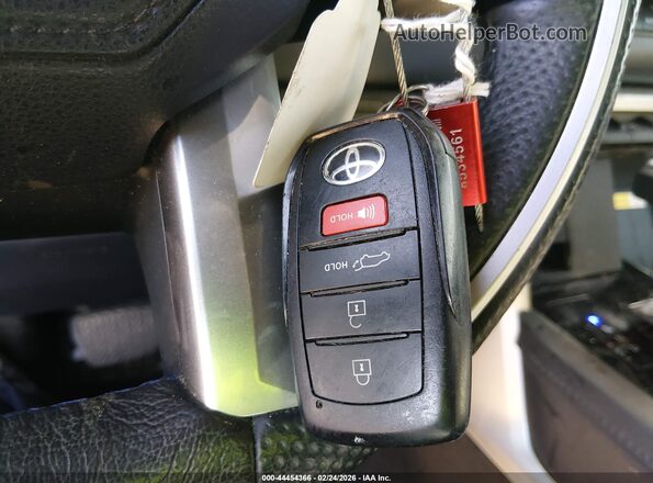7SVAAAAA4PX002372 2023 TOYOTA SEQUOIA Серебряный Вид панели приборов