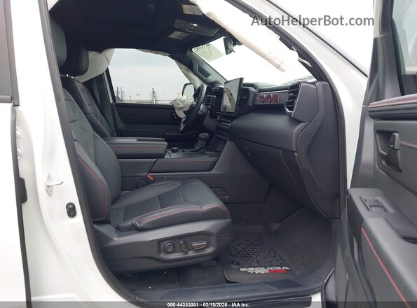 7SVAAABA7RX038557 2024 TOYOTA SEQUOIA Белый Вид салона спереди