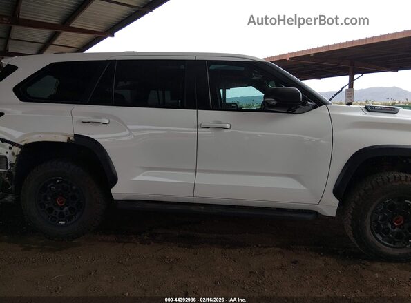 7SVAAABAXRX033515 2024 TOYOTA SEQUOIA Белый Панорамный вид салона 360°