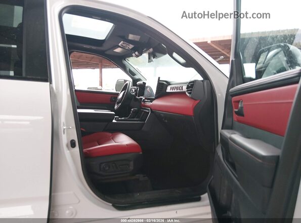 7SVAAABAXRX033515 2024 TOYOTA SEQUOIA Белый Вид салона спереди