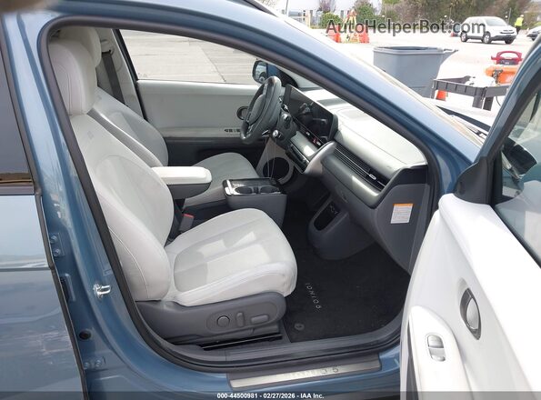 7YAKR4DA8SY010880 2025 HYUNDAI IONIQ 5 Light Blue Вид салона спереди