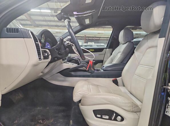 WP1AA2AY6KDA10026 2019 PORSCHE CAYENNE Синий Вид панели приборов