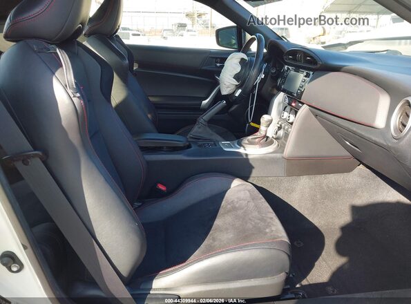 JF1ZCAC19H8604688 2017 SUBARU BRZ Белый Вид салона спереди