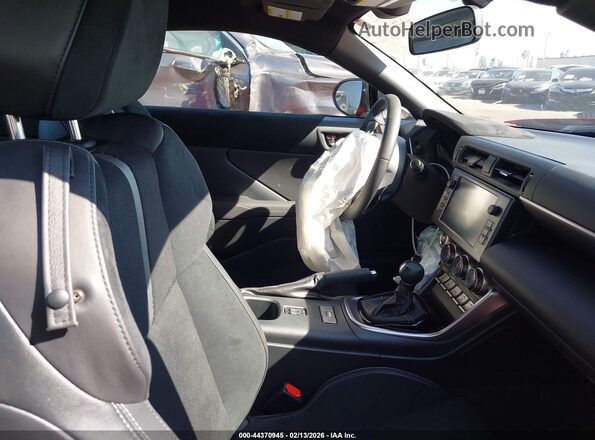 JF1ZNBE13S8756583 2025 TOYOTA GR86 Красный Вид салона спереди