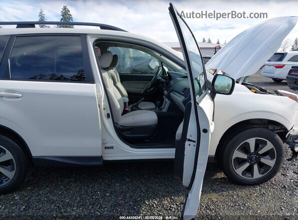 JF2SJAEC7HH479322 2017 SUBARU FORESTER 2.5 Белый Вид салона спереди