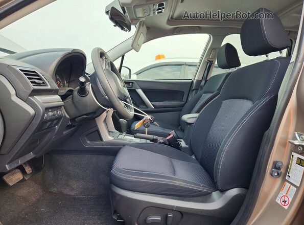 JF2SJAGC1GH483975 2016 SUBARU FORESTER 2.5 Желто-коричневый Вид салона спереди