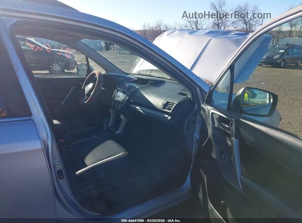 JF2SJGEC6HH487642 2017 SUBARU FORESTER2. Silver Vista interior delantera