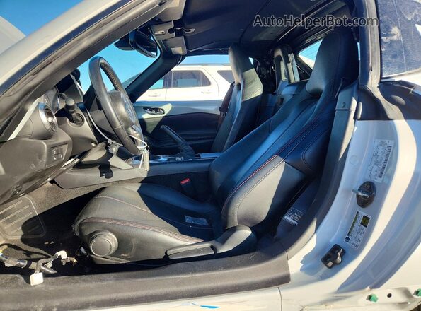 JM1NDAM71J0200717 2018 MAZDA MX-5 Серебряный Вид салона спереди