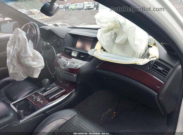 JN1BY1AR8HM770801 2017 INFINITI Q70 Белый Вид салона спереди