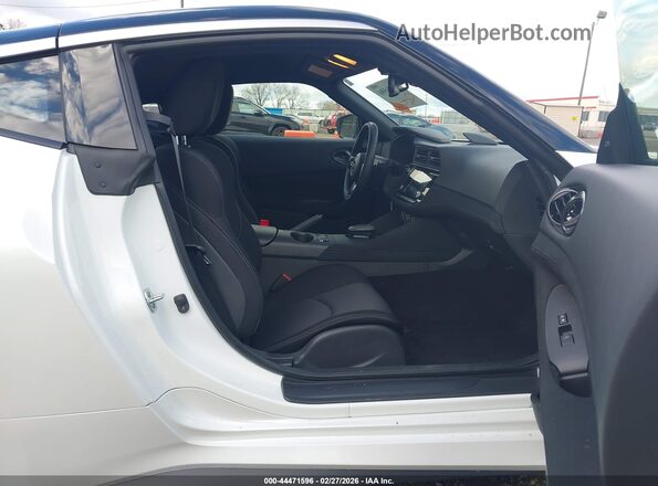 JN1BZ4AH9RM367675 2024 NISSAN Z White Widok wnętrza z przodu