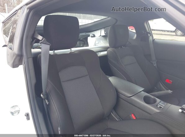 JN1BZ4AH9RM367675 2024 NISSAN Z White Widok naklejki z numerem VIN