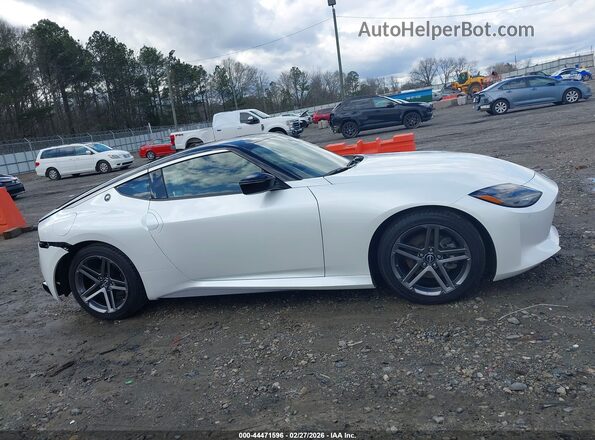 JN1BZ4AH9RM367675 2024 NISSAN Z White Widok wnętrza z tyłu