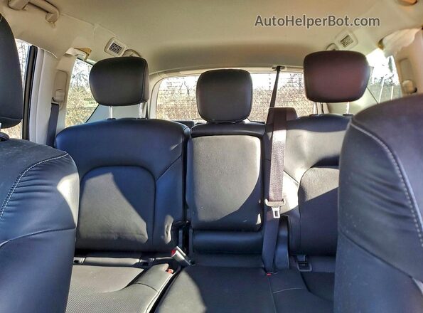 JN8AZ2AC3P9490300 2023 INFINITI QX80 Beige Vista de los asientos traseros