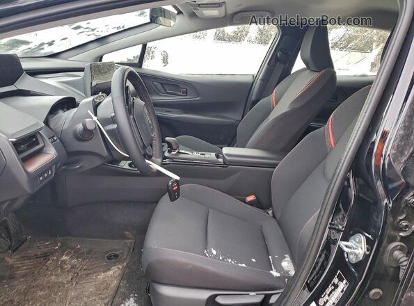 JTDACACU0S3053279 2025 TOYOTA PRIUS Черный Вид салона спереди