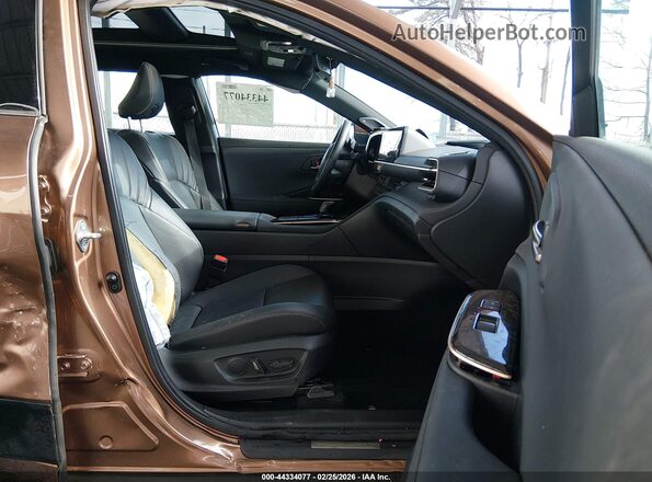 JTDAFAAF8S3011728 2025 TOYOTA CROWN Brown Սալոնի դիմացի տեսք