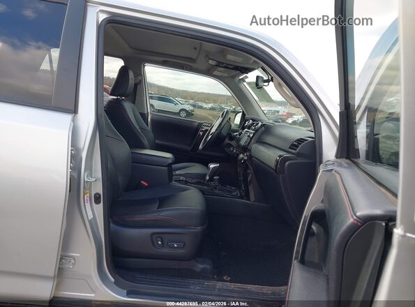 JTEBU5JR4K5656971 2019 TOYOTA 4RUNNER Серебряный Вид салона спереди