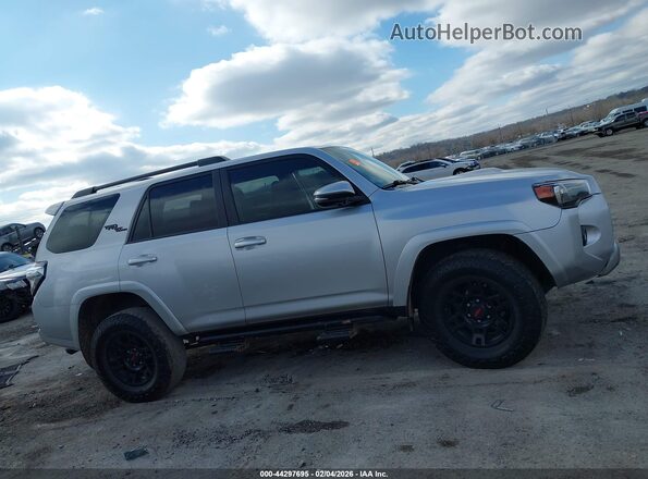 JTEBU5JR4K5656971 2019 TOYOTA 4RUNNER Серебряный Вид щитка приборов