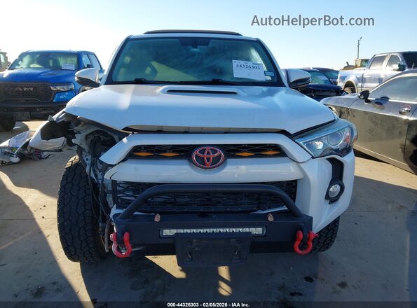 JTEBU5JRXH5426313 2017 TOYOTA 4RUNNER White Widok wnętrza z tyłu