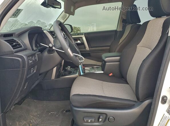 JTEMU5JR8R6222811 2024 TOYOTA 4RUNNER White Вид салону спереду
