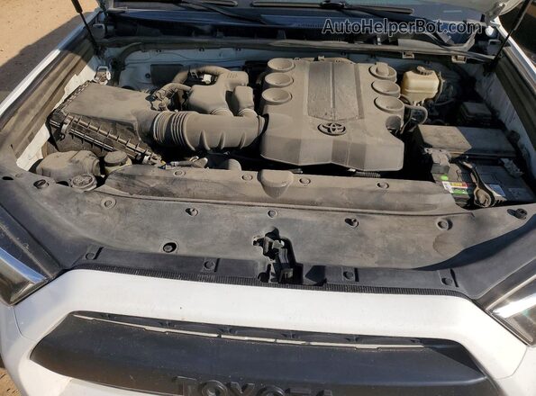 JTEMU5JR9M5860306 2021 TOYOTA 4RUNNER White Widok komory silnika