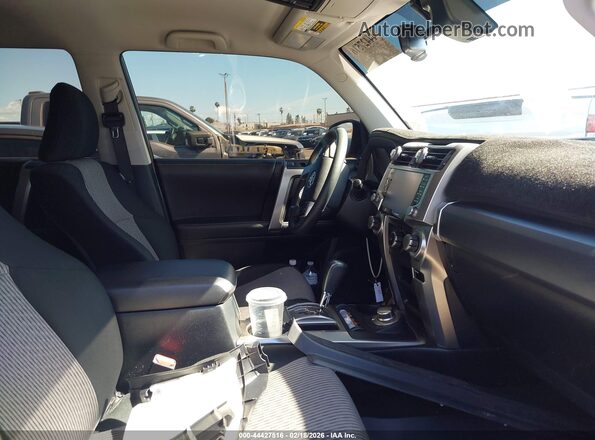 JTEMU5JR9R6282032 2024 TOYOTA 4RUNNER Черный Вид салона спереди