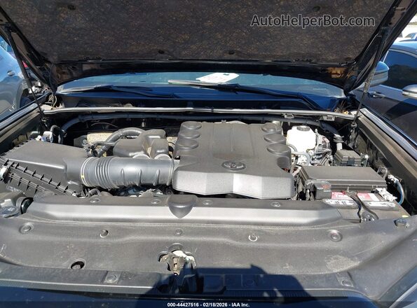 JTEMU5JR9R6282032 2024 TOYOTA 4RUNNER Черный Вид сзади