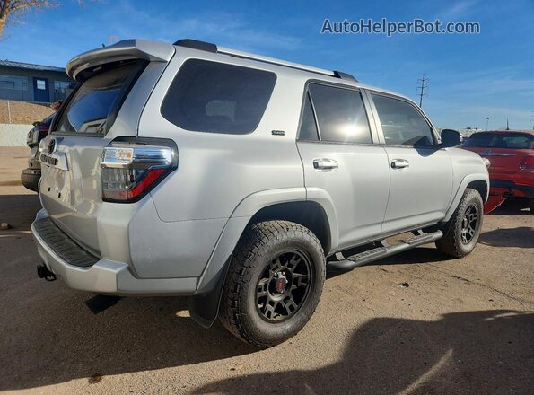 JTENU5JR5P6129391 2023 TOYOTA 4RUNNER Серебряный Задняя правая четверть