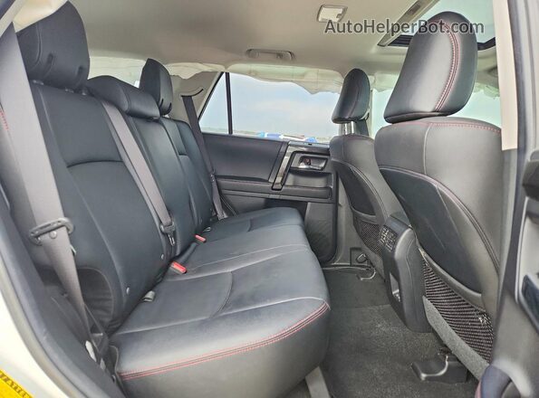JTERU5JR5P6112866 2023 TOYOTA 4RUNNER White Vista interior trasera