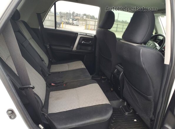 JTEZU5JR5G5110105 2016 TOYOTA 4RUNNER White Widok wnętrza z tyłu