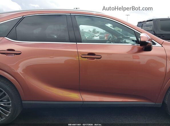 JTJCJMGA0R2014303 2024 LEXUS RX 450H+ Orange Widok wnętrza z tyłu