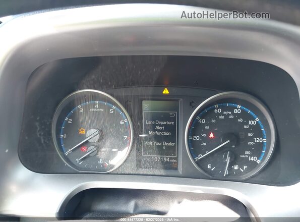 JTMZFREV5JJ185415 2018 TOYOTA LE Silver Vista de los asientos traseros