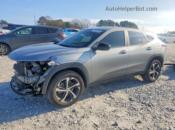KL77LGE25RC184790 2024 CHEVROLET TRAX Серебряный Передняя левая четверть