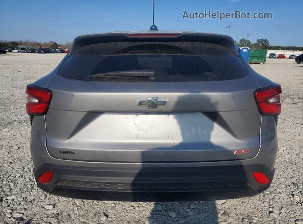 KL77LGE25RC184790 2024 CHEVROLET TRAX Серебряный Вид сзади