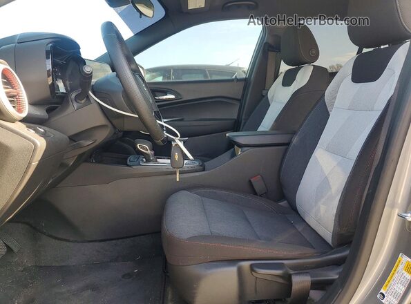 KL77LGE25RC184790 2024 CHEVROLET TRAX Серебряный Вид салона спереди
