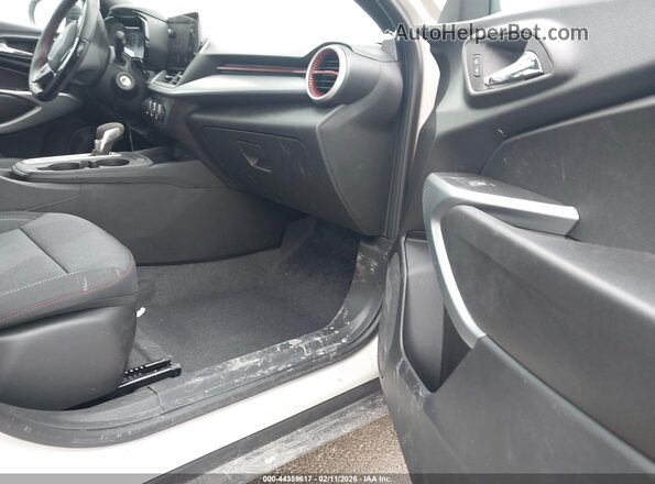 KL77LGEP9TC056247 2026 CHEVROLET TRAX Tan Widok wnętrza z przodu