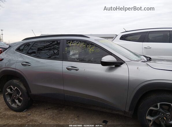 KL77LHE29RC236038 2024 CHEVROLET TRAX Silver Widok wnętrza z tyłu