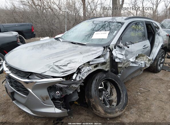 KL77LHE29RC236038 2024 CHEVROLET TRAX Silver Widok z przodu