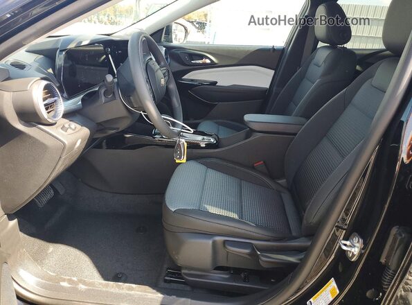 KL77LHEP0TC088591 2026 CHEVROLET TRAX Черный Вид салона спереди