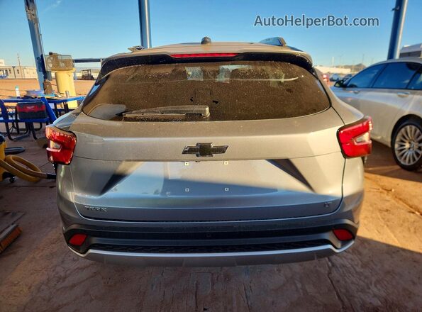 KL77LHEP4TC011058 2026 CHEVROLET TRAX Gray Հետևի տեսք