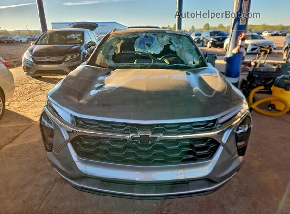 KL77LHEP4TC011058 2026 CHEVROLET TRAX Gray Դիմացի տեսք