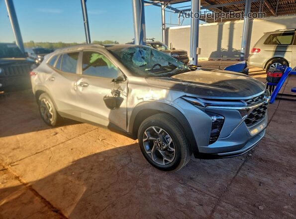 KL77LHEP4TC011058 2026 CHEVROLET TRAX Gray Առջևի աջ