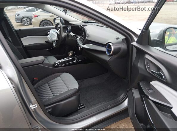 KL77LHEP8SC278315 2025 CHEVROLET TRAX Серый Вид салона спереди